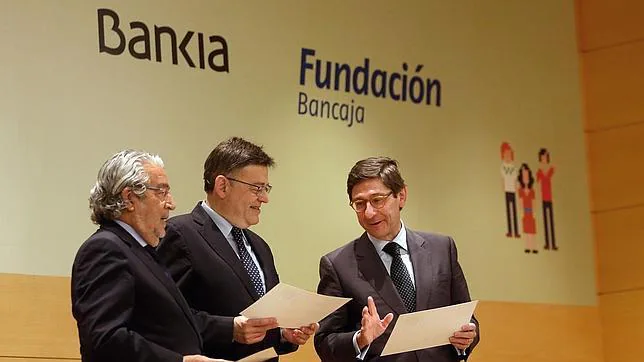 El presidente de la Fundación Bancaja, Rafael Alcón, y el presidente de Bankia, José Ignacio Goirigolzarri, junto al presidente de la Generalitat Ximo Puig