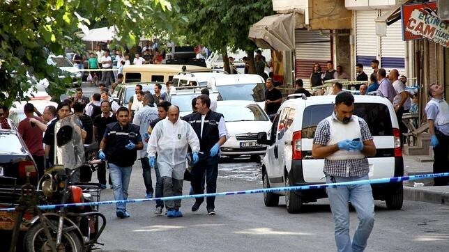 La Policía forense en Diyarbakir, donde dos policías han sido asesinados
