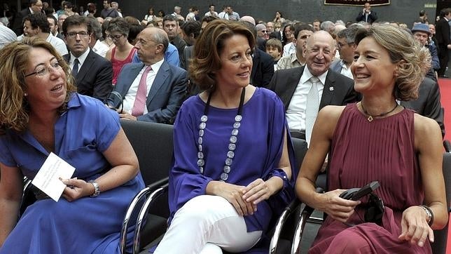 Yolanda Barcina, en el centro, junto a Carmen Alba e Isabel García Tejerina