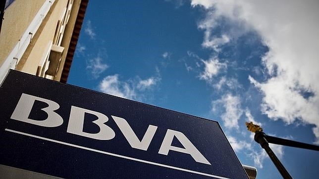 BBVA sigue a Caixabank y cobrará dos euros por el uso de cajeros a los no clientes