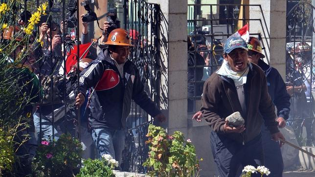 Un grupo de manifestantes dinamita la puerta del Viceministerio de Régimen Interior de Bolivia