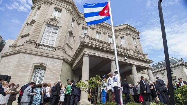La bandera de Cuba izada en la embajada del país en Washington