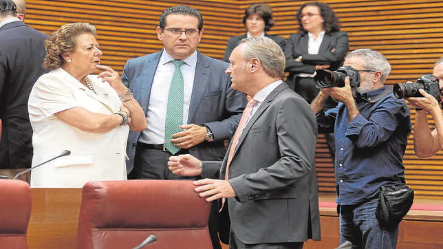 Alberto Fabra conversa con Rita Barberá y Jorge Bellver al final del pleno de las Cortes
