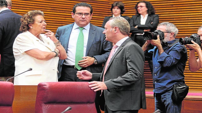 Alberto Fabra conversa con Rita Barberá y Jorge Bellver al final del pleno de las Cortes