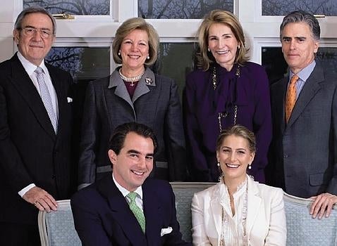 El Príncipe Nicolás y Tatiana Blatnik el día de su compromiso junto a los Reyes