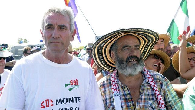 El portavoz del Sindicato Andaluz de Trabajadores (SAT), Diego Cañamero acompañado del alcalde de Marinaleda, J.M. Sánchez Gordillo