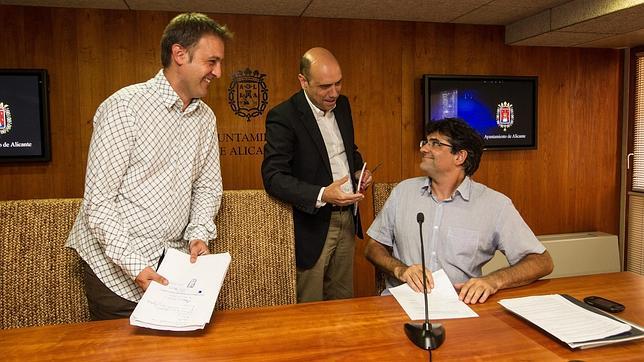 Natxo Bellido (Compromís), Gabriel Echávarri (PSOE) y Miguel Ángel Pavón (Guanyar Alacant)