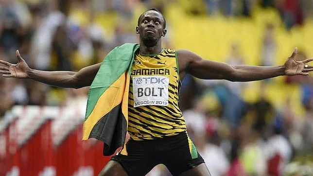 Bolt celebra su triunfo en los 200 m del Mundial de Moscú 2013