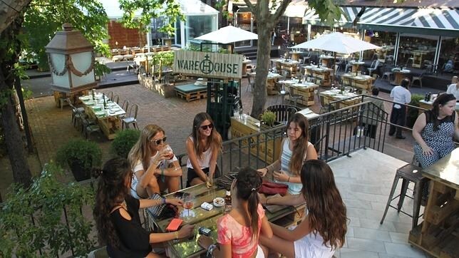 Varias chicas toman unas copas en la terraza de Warehouse Madrid de la calle Lagasca
