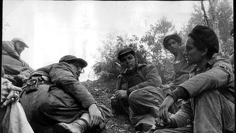 Fidel Castro, agachado, el Che Guevara, centro, y Camilo Cienfuegos en Sierra Maestra (Enrique Meneses)