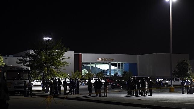 La Policía vigila los alrededores del cine de Lafayette, Luisiana, donde se ha producido el tiroteo
