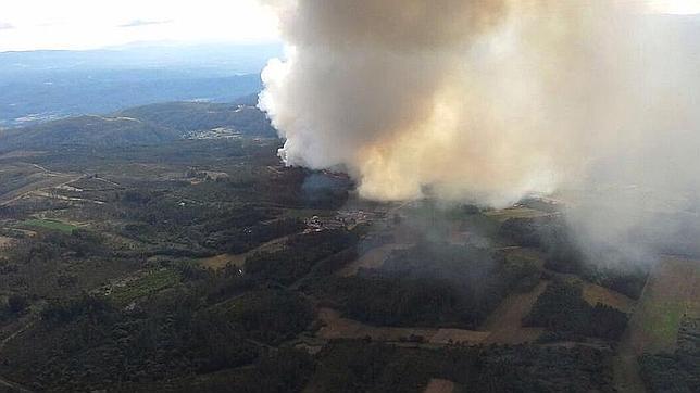 Estabilizado el incendio que provocó el desalojo de algunas casas en Santiago