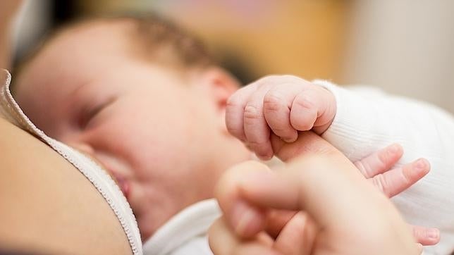 El bebé menor de seis meses que solo toma pecho no necesita beber agua