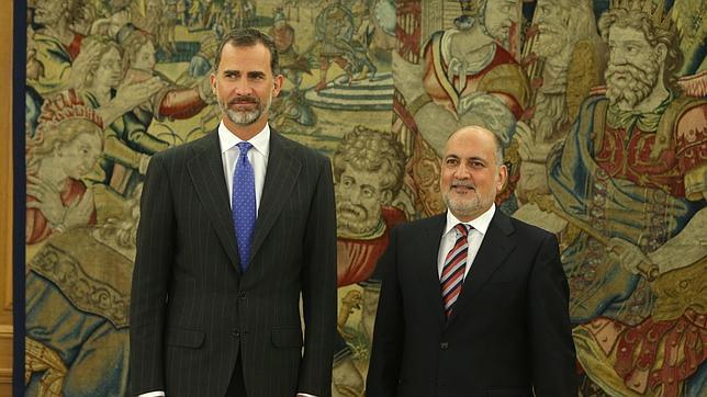 El Rey junto a Francisco Pérez de los Cobos, presidente del Tribunal Constitucional