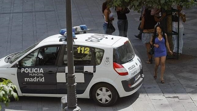 Un coche de la Policía Municipal vigila la céntrica calle Montera, conocida por la presencia de prostitutas