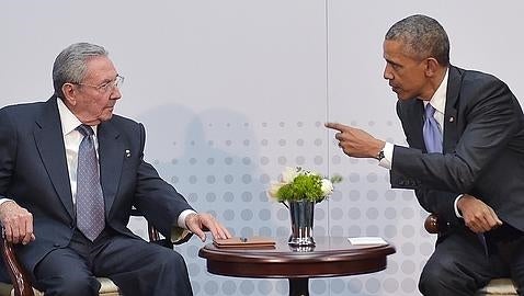 Raúl castro y Barack Obama dialogan en Panamá en abril de este año (AFP)