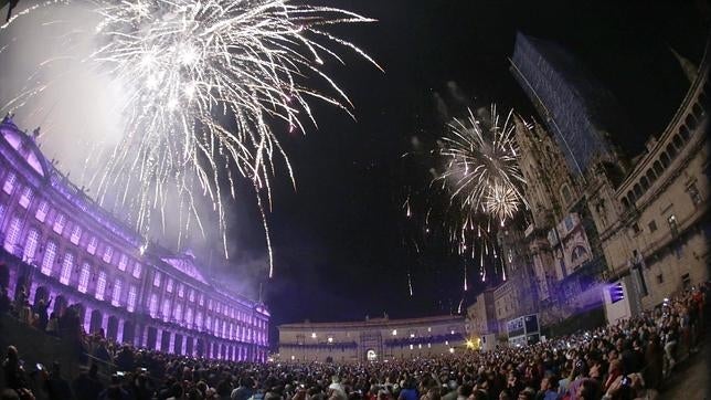 El efecto envolvente de los fuegos del Apóstol triunfa en la plaza del Obradoiro