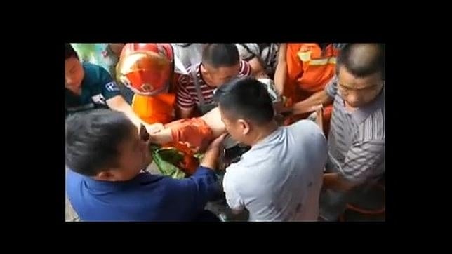 Un niño se queda atrapado en una picadora de carne en China