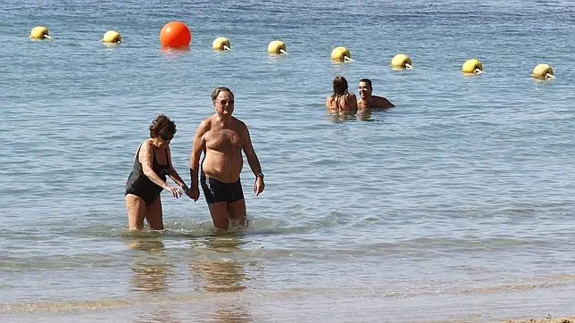 Turistas y locales disfrutan de las playas en Las Palmas de Gran Canaria