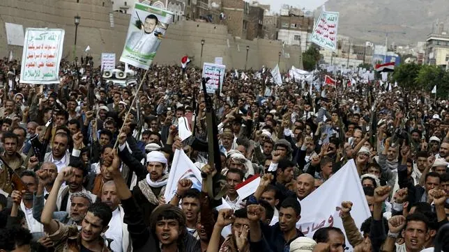 Simpatizantes hutíes, en una manifestación contra los ataques saudíes