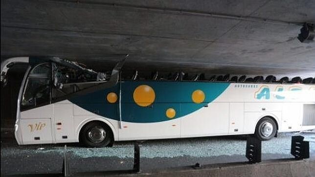Así quedó el autobús en el que viajaban los estudiantes de Bilbao