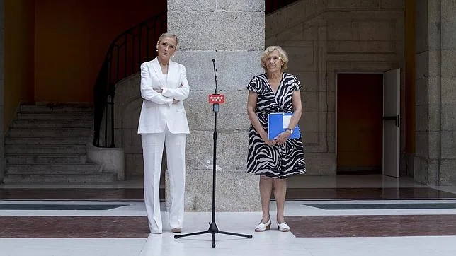 Cristina Cifuentes y Manuela Carmena en la sede de la Comunidad de Madrid