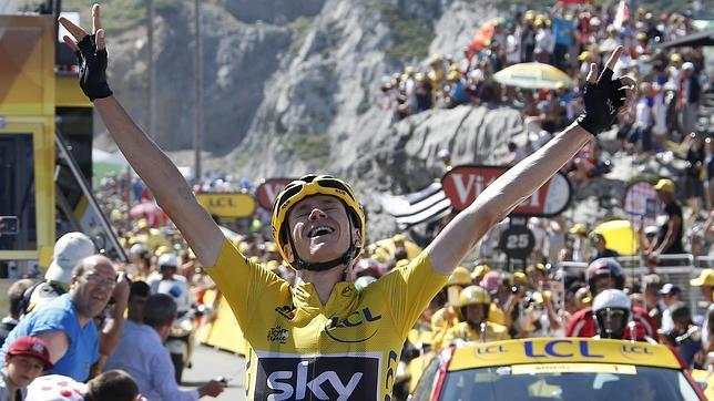 Froome, radiante, cruza triunfador la línea de meta en Pierre-Saint Martin
