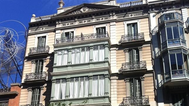 El edificio que tendría que albergar el nuevoh otel de Enrique Solís en Barcelona