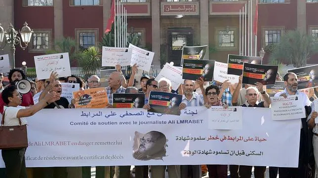 Aumenta la presión para que el rey de Marruecos permita trabajar al periodista Lmrabet
