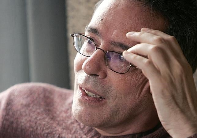 César Aira: «Mis libros son ensayos que disfrazo de novelas para que no me tomen por loco»