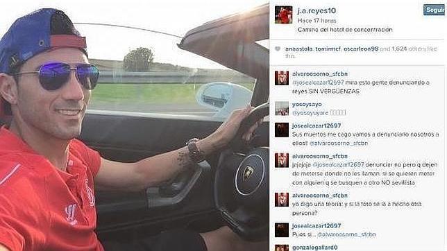 José Antonio Reyes, futbolista del Sevilla, protagonista de este aparente selfie, aunque según él, el coche estaba parado