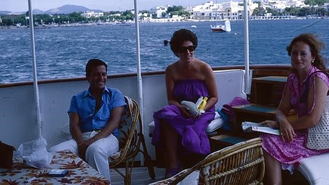 Adolfo Suárez con su esposa y su hija mayor a bordo de un barco en las aguas de Mallorca en el verano de 1978