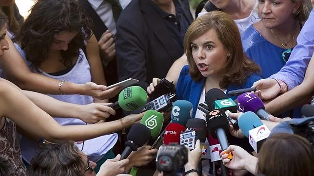 Soraya Sáenz de Santamaría compareciendo ante los medios