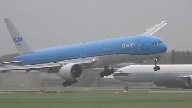 Aterrizaje violento del Boeing 777 de KLM