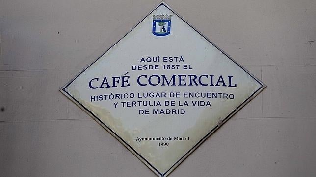 Placa en la que reconoce como «histórico lugar de encuentro y tertulia» de Madrid