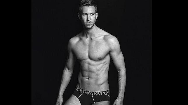 Calvin Harris se despoja de su ropa y posa en calzoncillos para Emporio Armani