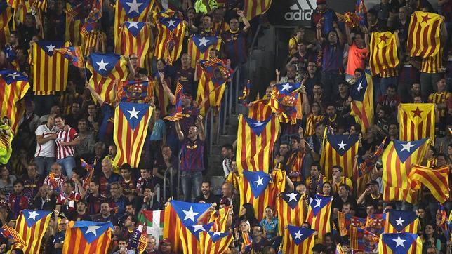 Seguidores del Barça y del Athletic, con esteladas en la final de la Copa del Rey