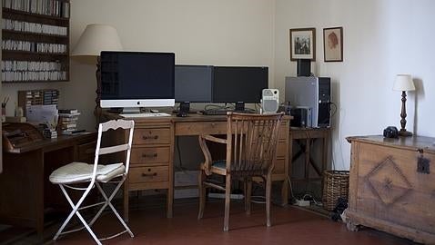 El escritorio de José Luis Guerín, con sus herramientas de trabajo