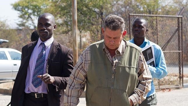 Theo Bronkhorst, cazador zimbabuense, llegando al Juzgado de Instrucción de Hwange
