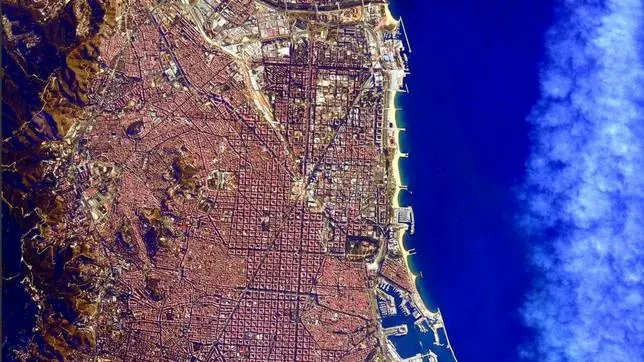 El astronauta de la NASA Scott Kelly suele colgar en su cuenta de Twitter @StationCDRKelly cuelga imágenes como esta de Barcelona