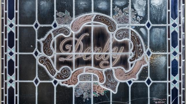 Una de las vidrieras del café Derby