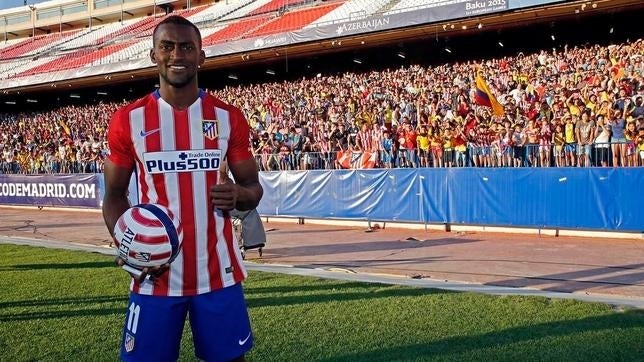Jackson Martín posa con la camiseta del Atlético de Madrid durante su presentación