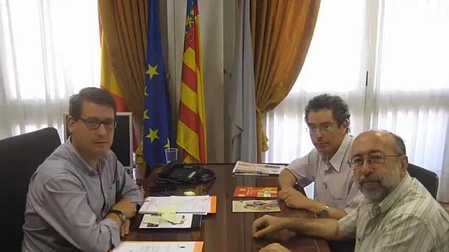 Un alcalde de Compromís esconde la bandera de España detrás de las cortinas