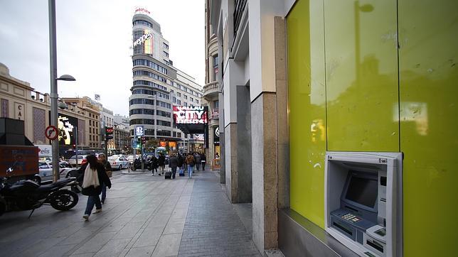 Comisiones por sacar dinero: la nueva batalla que libran los bancos