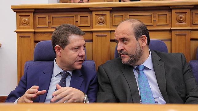 Emiliano García-Page y José Luis Martínez Guijarro charlan durante el pleno