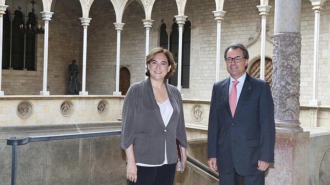 Ada Colau muestra su apoyo a la Diada tras reunirse con Artur Mas