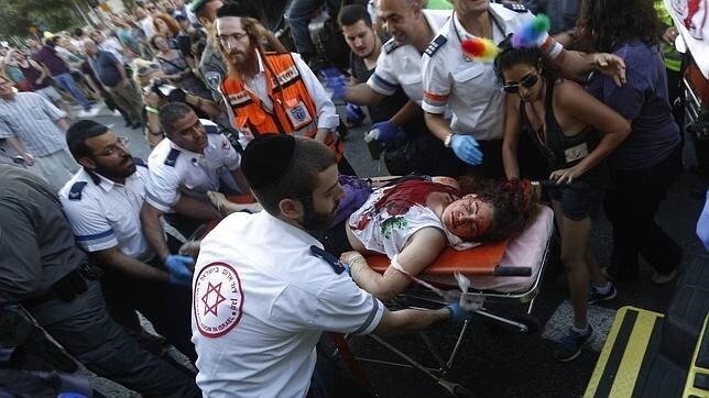 Los servicios médicos trasladan a una de las heridas durante la marcha del Orgullo Gay en Jerusalén