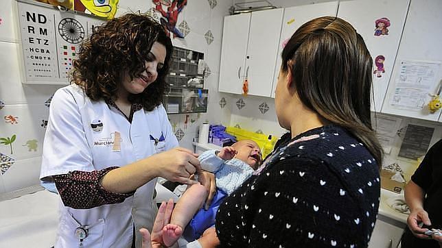 Expertos critican la decisión de incluir la vacuna de la varicela a una edad temprana