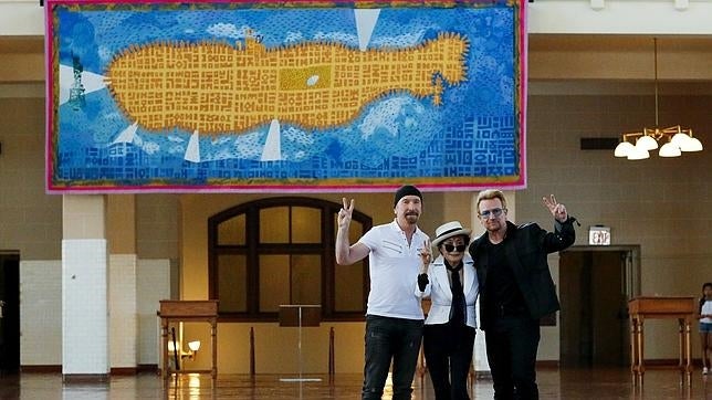 Yoko Ono y U2 desvelan en Nueva York un gran tapiz en recuerdo de John Lennon