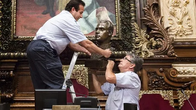 El Ayuntamiento de Álora solicita la cesión del busto del Rey retirado por Ada Colau